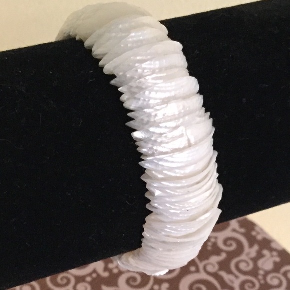 AK White Shell Bracelet - Picture 2 of 2